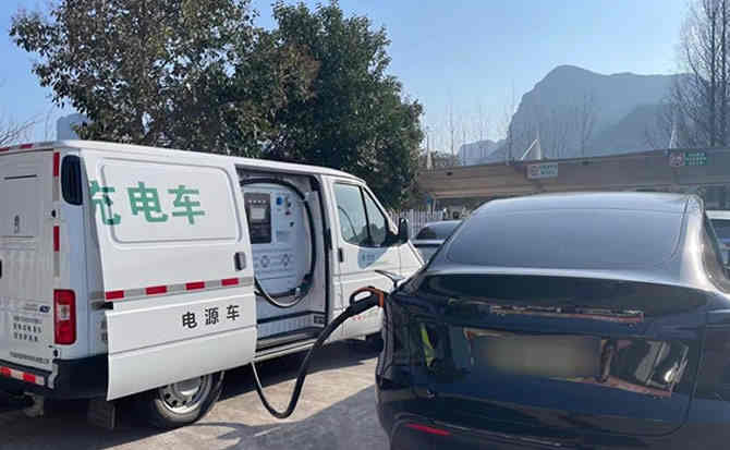 玛纳斯汽车搭电